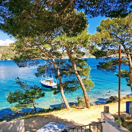 Beachfront House With Sunrise Terrace & Peace Сasa de vacaciones *
