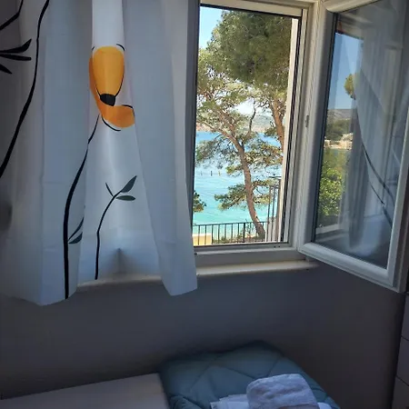 Beachfront House With Sunrise Terrace & Peace Сasa de vacaciones Rogoznica (Sibenik-Knin)