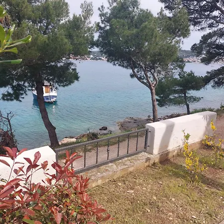 Beachfront House With Sunrise Terrace & Peace Сasa de vacaciones *